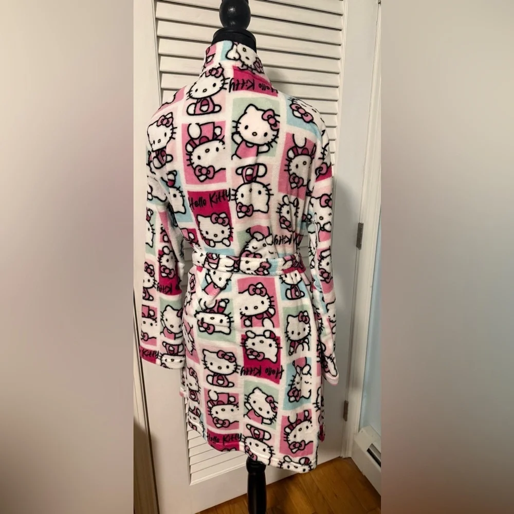 Hello Kitty Robe Womans S/M. Soft pretty colors with pockets on each side. - Picture 4 of 11